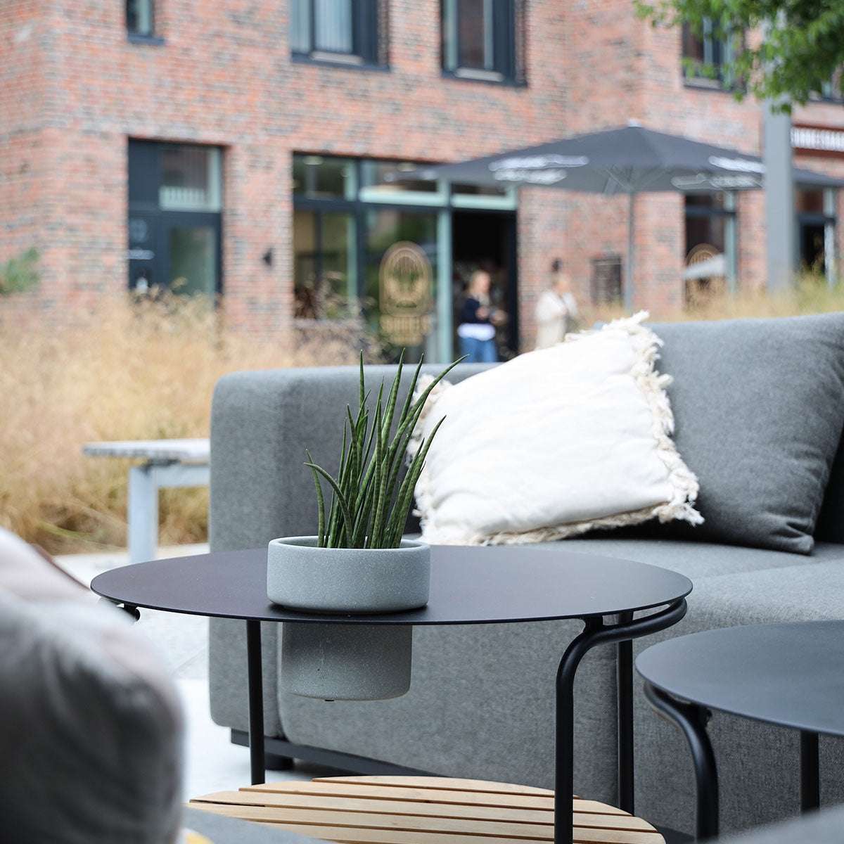Schwarzer Aluminium - Couchtisch mit runder Teakholzablage, Ø70 cm, modernes Outdoor - Design | Patio Sofa Table - Ø70 - Ohne Accessory Fit | SACKit