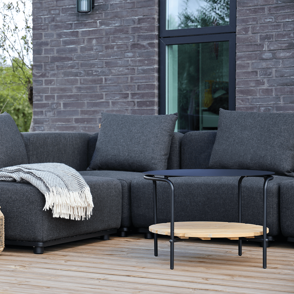 Schwarzer Aluminium - Couchtisch mit runder Teakholzablage, modernes Outdoor - Design. | Patio Sofa Table - Ø70 - Ohne Accessory Fit | SACKit