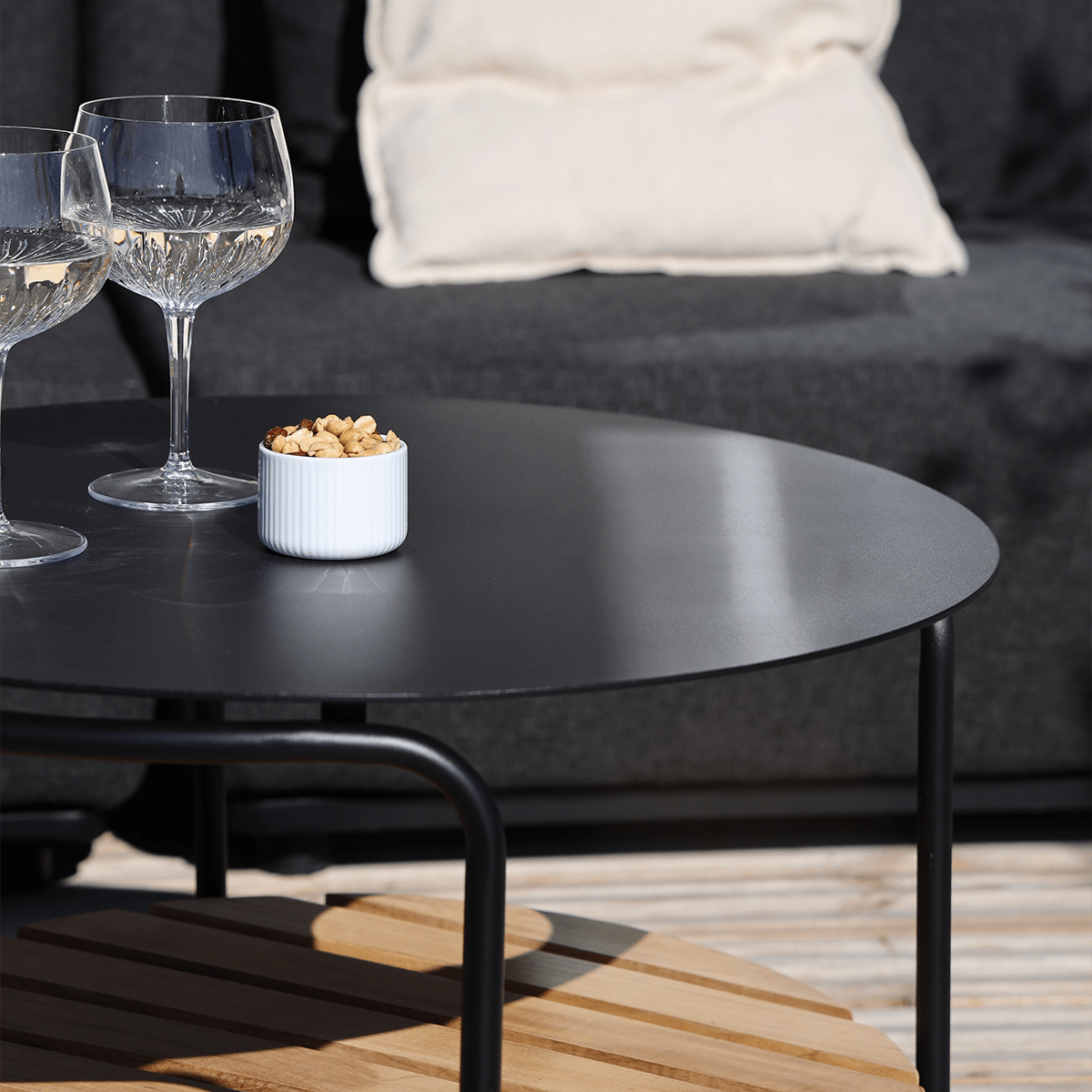 Schwarzer Aluminium - Couchtisch mit quadratischer Teakholzablage, modernes Outdoor - Design. | Patio Sofa Table - Ø70 - Ohne Accessory Fit | SACKit