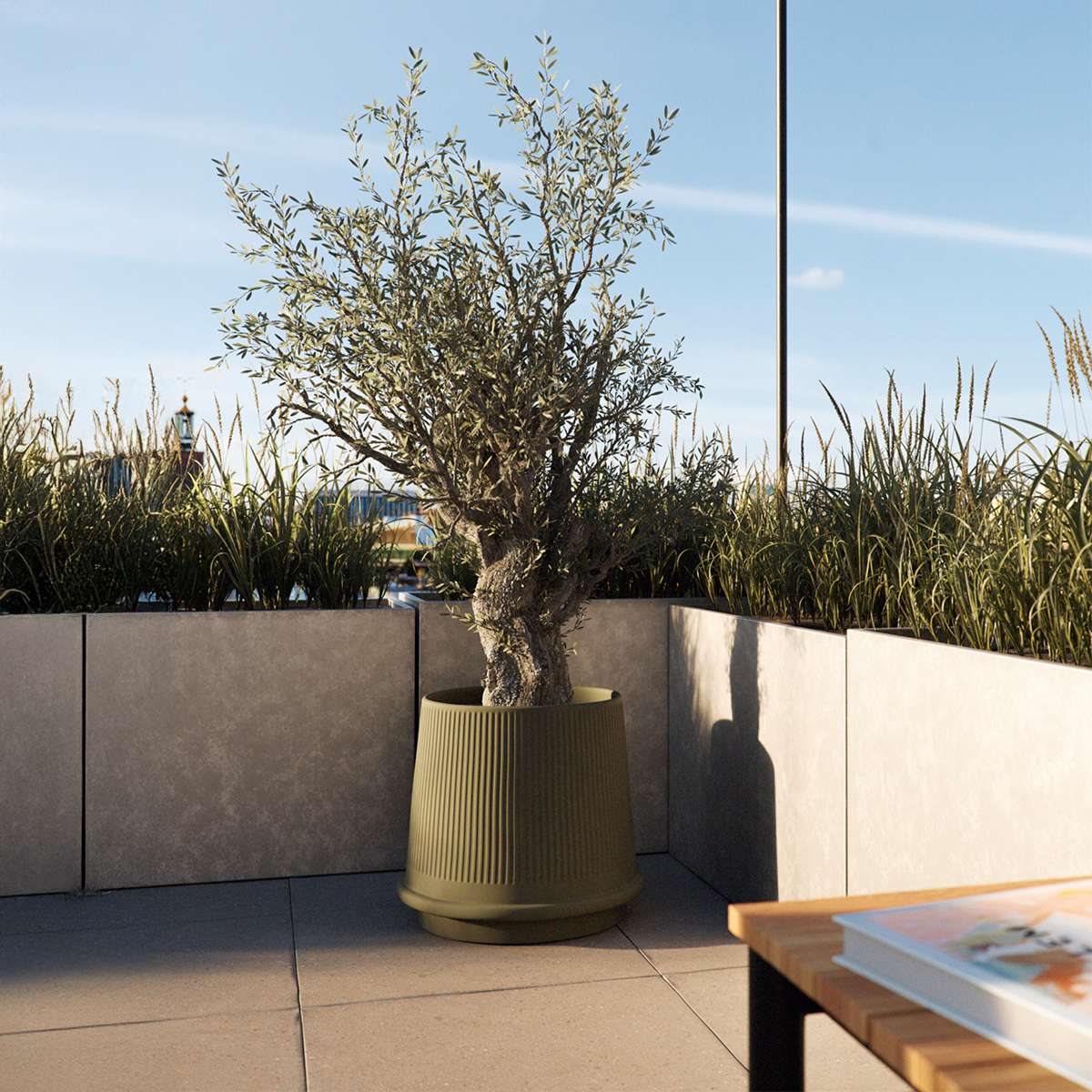 Olivefarbener Gaia 38 Blumentopf aus Keramik mit matter, gerillter Oberfläche und Drainageloch