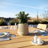 Sandfarbener Gaia 16 Blumentopf aus Keramik mit matter, gerillter Oberfläche und Drainageloch | Gaia 16 - Sand | SACKit