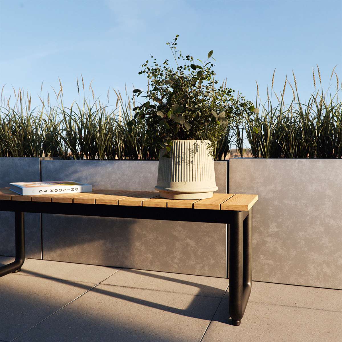 Sandfarbener Gaia 23 Blumentopf aus Keramik mit matter, gerillter Oberfläche und Drainageloch.