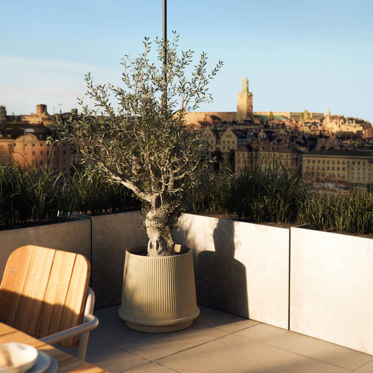 Sandfarbener Gaia 38 Blumentopf aus Keramik mit matter, gerillter Oberfläche und Drainageloch.