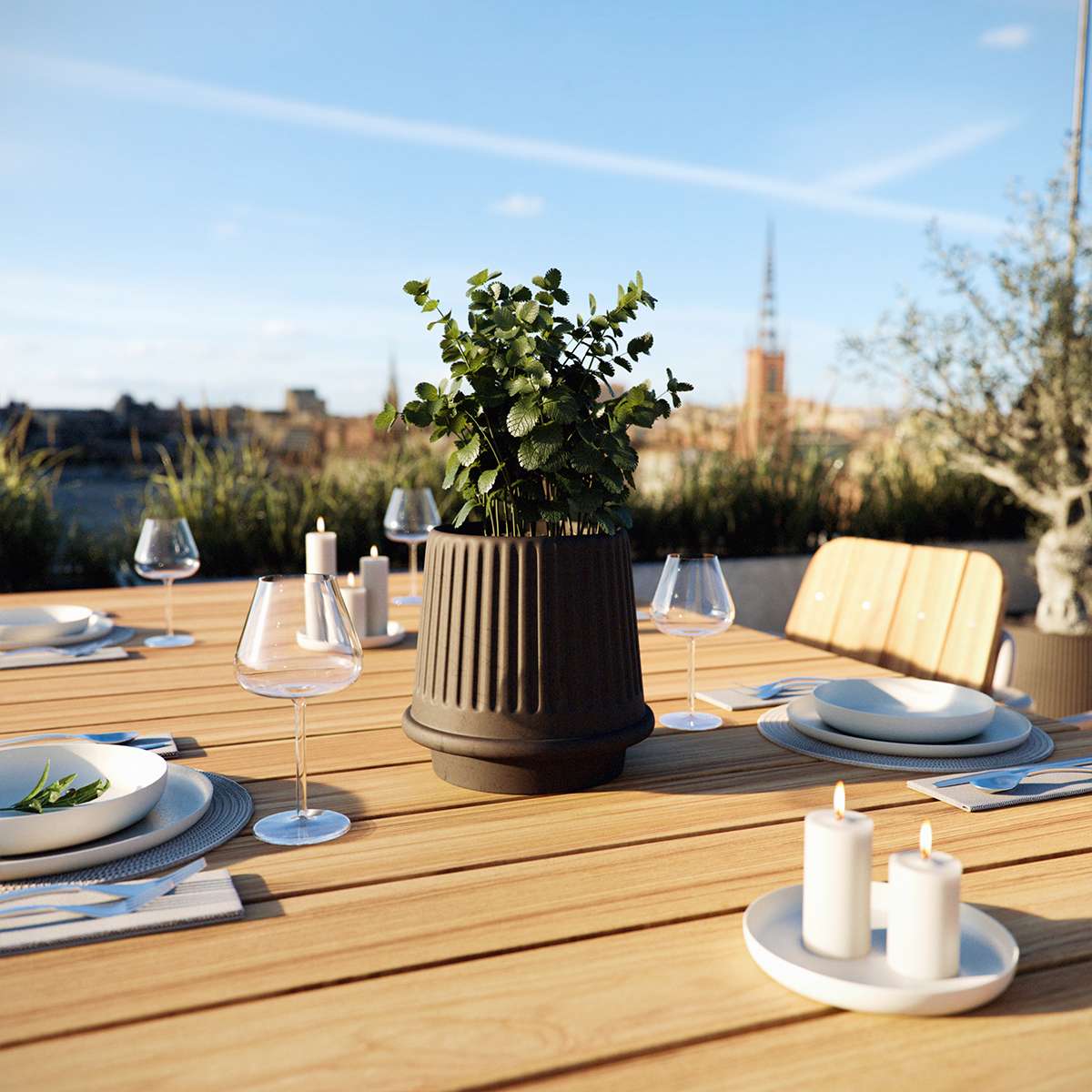 Mocca farbener Gaia 16 Blumentopf aus Keramik mit matter, gerillter Oberfläche und Drainageloch