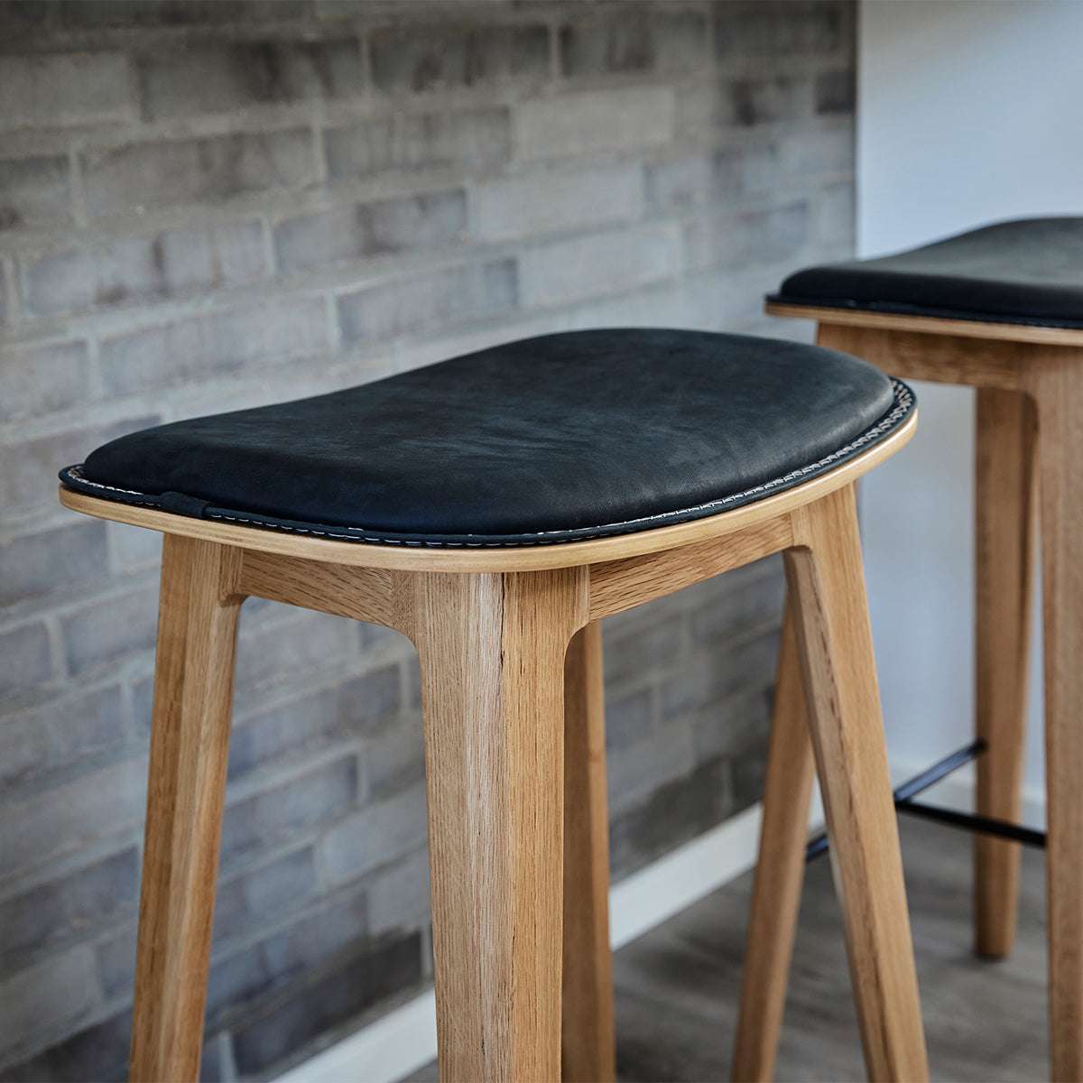 Nordic Bar Stool - Oak with stitches | Nordic Bar Stool - Oak with stitches - 73 cm Luna Carbon | SACKit