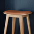 Nordic Bar Stool aus massivem Eichenholz mit schwarzem Terra - Ledersitz und schwarzer Fußstütze | Nordic Bar Stool - Oak with stitches - 73 cm Terra Safari | SACKit
