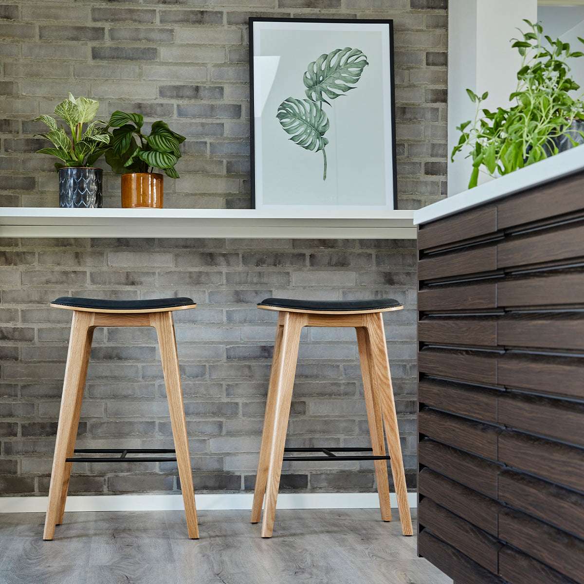 Nordic Barhocker aus Eiche mit schwarzem Luna Carbon Leder und sichtbaren Nähten, modernes Design | Nordic Bar Stool - Oak with stitches - 68 cm Luna Carbon | SACKit