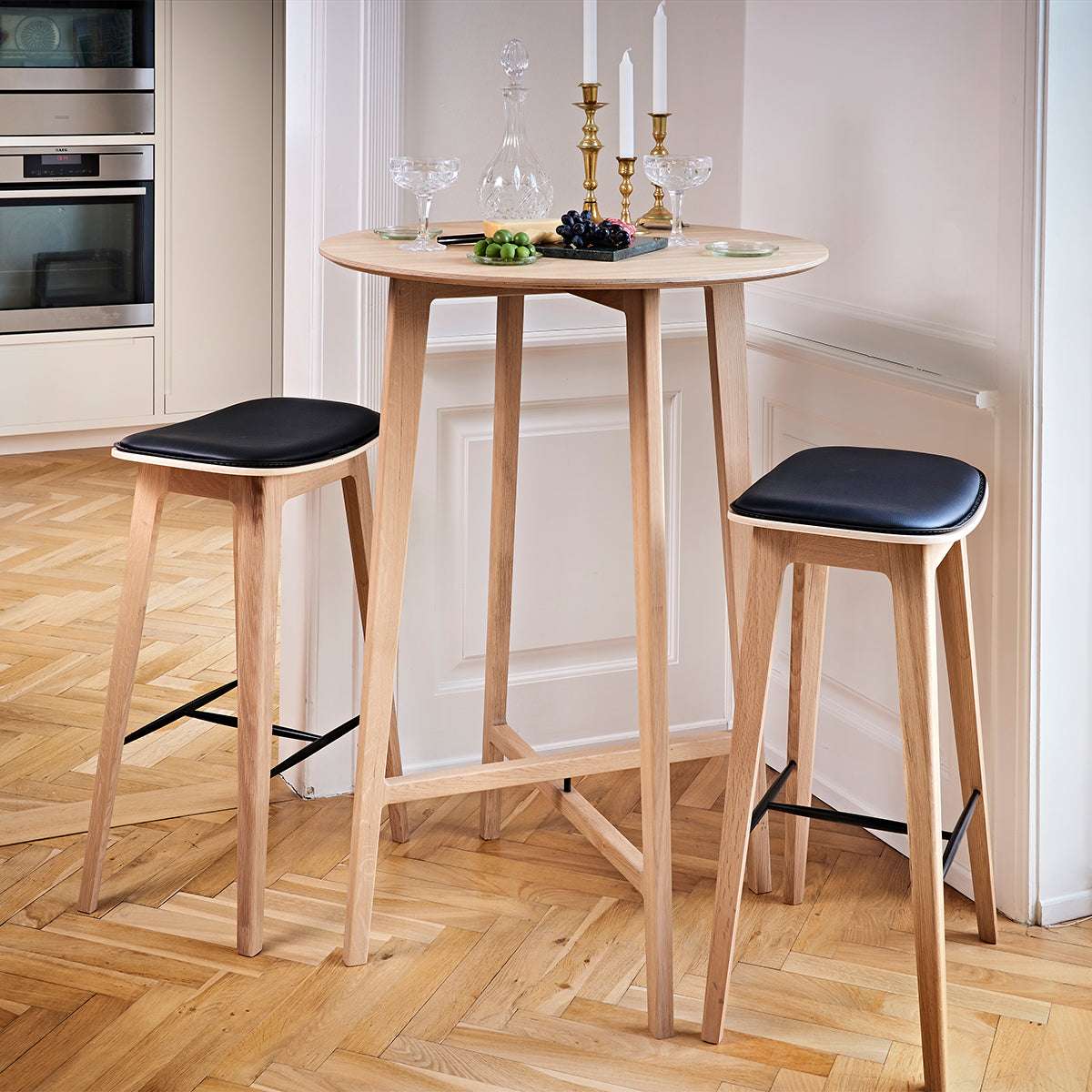 Nordic Bar Stool - Oak with stitches | Nordic Bar Stool - Oak with stitches - 68 cm Terra Black | SACKit