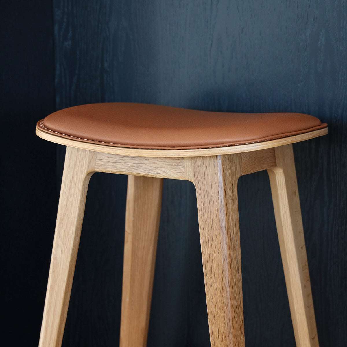 Nordic Bar Stool - Oak with stitches | Nordic Bar Stool - Oak with stitches - 68 cm Terra Safari | SACKit