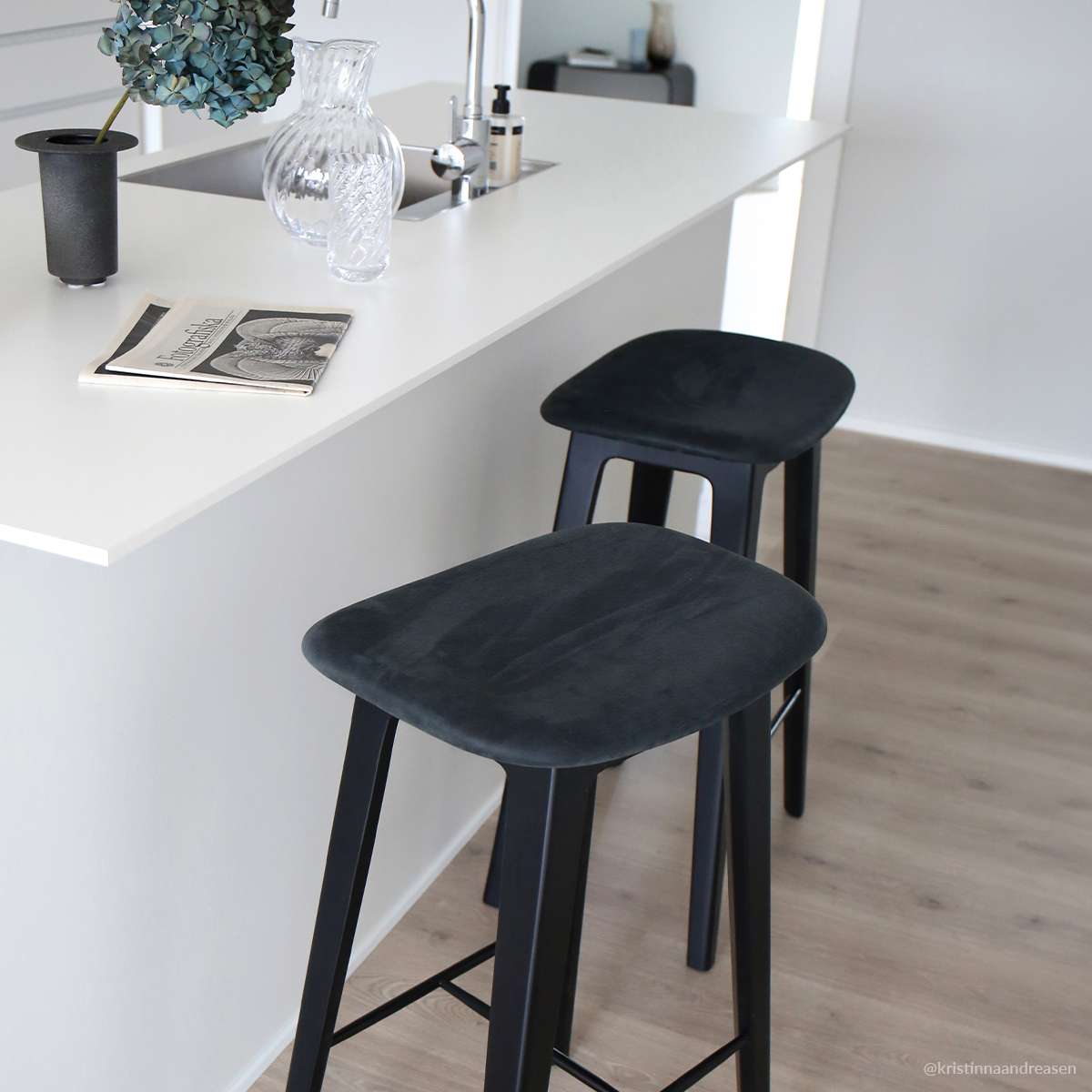 Schwarzer Nordic Barhocker aus massivem Eichenholz mit Terra Black Leder und schwarzer Stahlfußstütze | Nordic Bar Stool - Black Stained Oak - 68 cm Luna Carbon | SACKit