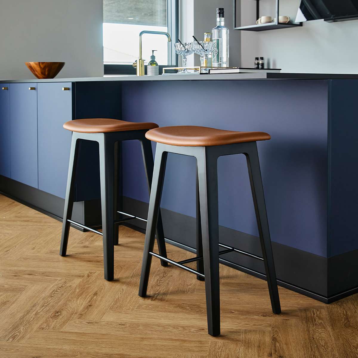 Schwarzer Nordic Barhocker aus massivem Eichenholz mit Terra Black Lederpolster und schwarzer Stahlfußstütze | Nordic Bar Stool - Black Stained Oak - 68 cm Terra Safari | SACKit
