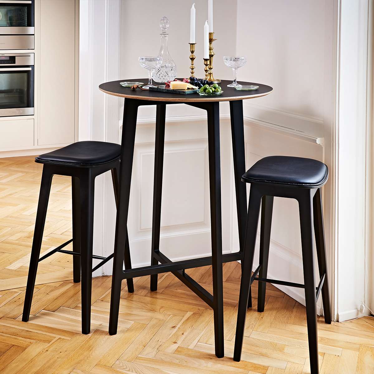 Schwarzer Nordic Barhocker aus massivem Eichenholz mit Terra Black Leder und sichtbaren Nähten. | Nordic Bar Stool - Black Stained Oak with stitches - 73 cm Terra Black | SACKit