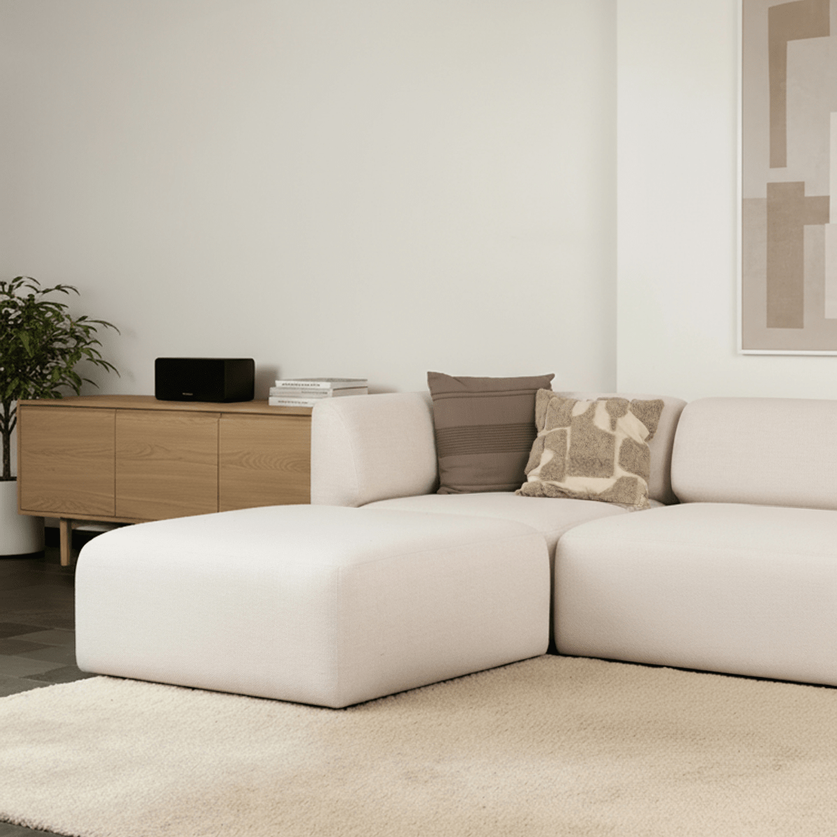 Fjord Sofa Pouf in hellem Stoff mit weichen Linien und abgerundeten Kanten, skandinavisches Design. | Fjord Sofa - Pouf - Cosmo Mustard | SACKit