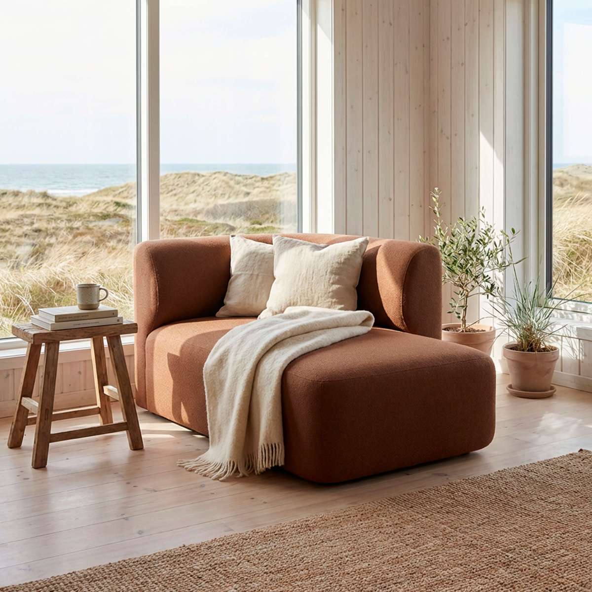 Fjord Sofa mit rechter Chaiselongue in warmem Cosmo Mustard Stoff, skandinavisches Design, weiche Linien. | Fjord Sofa - Chaise Right - Cosmo Terracotta | SACKit