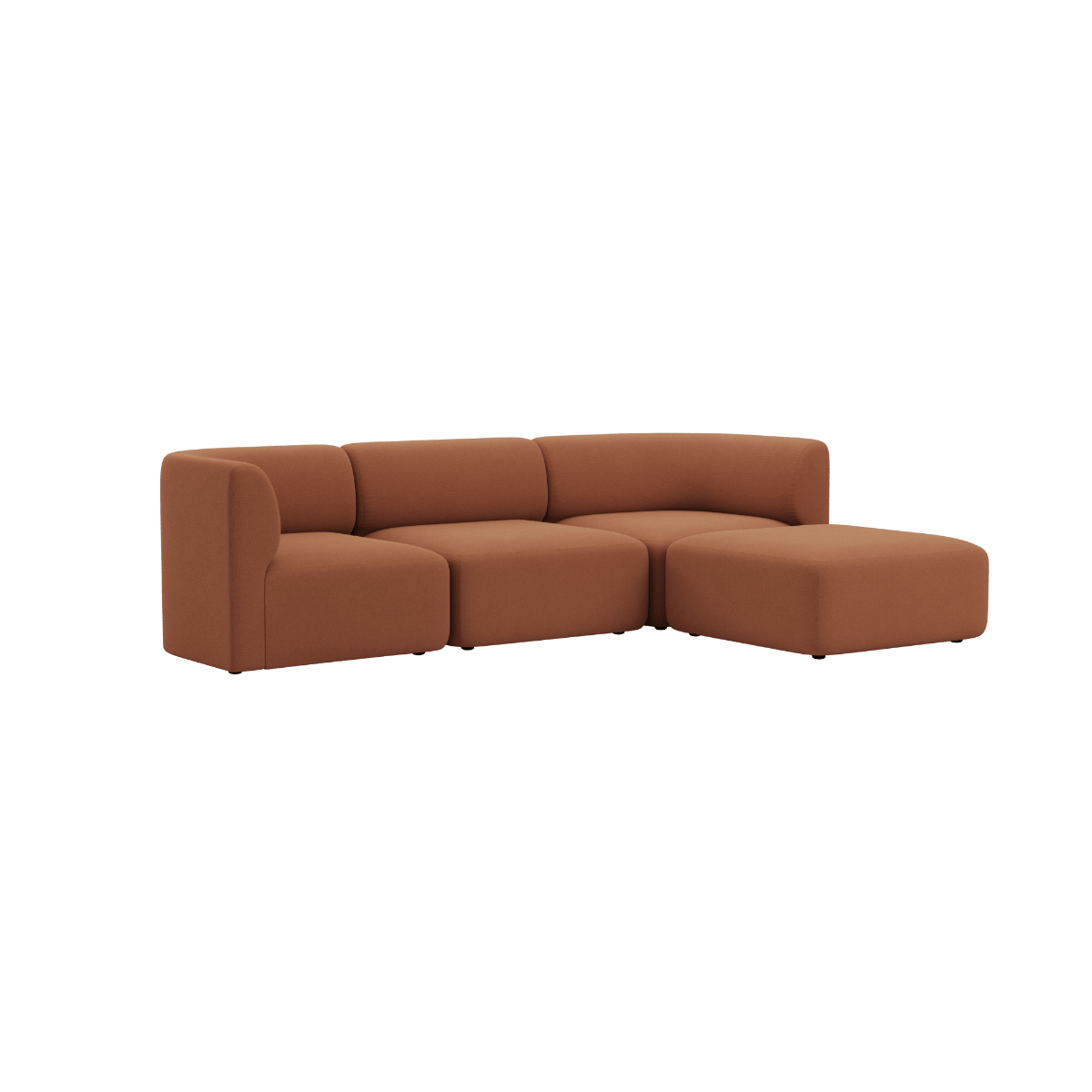 Braunes skandinavisches Ecksofa mit weichen Polstern und großzügiger Sitzfläche vor schwarzem Hintergrund von sackit | Fjord Sofa - 3 seater - Cosmo Terracotta Mit Hocker | SACKit