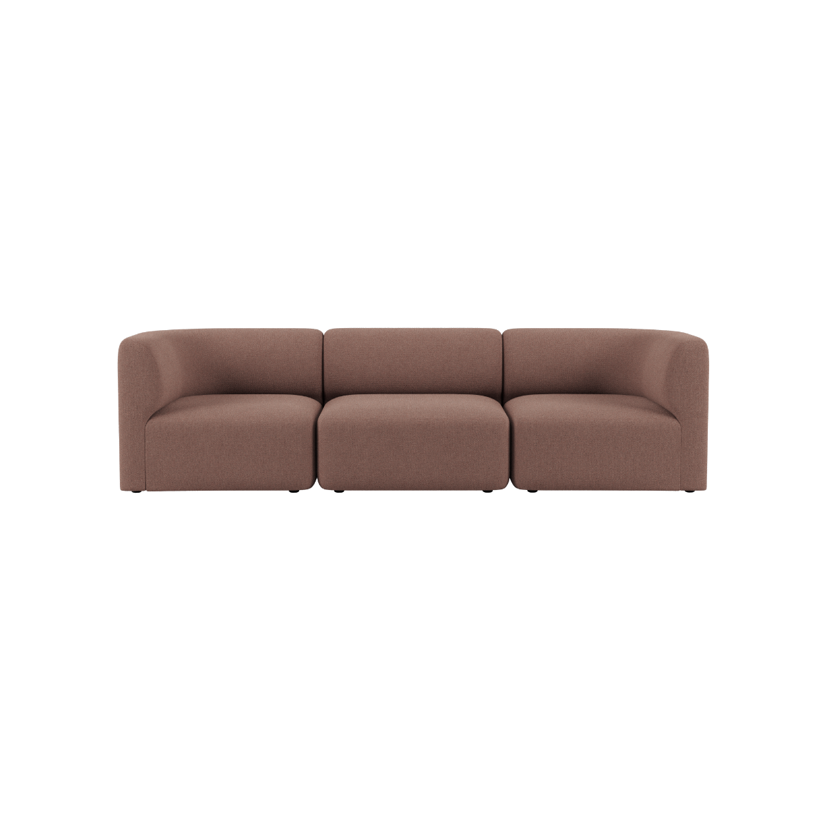 Braunes dreisitziges Sofa mit weichen Polstern und klarer skandinavischer Formgebung auf schwarzem Hintergrund von sackit | Fjord Sofa - 3 seater - Cosmo Clay Ohne Hocker | SACKit