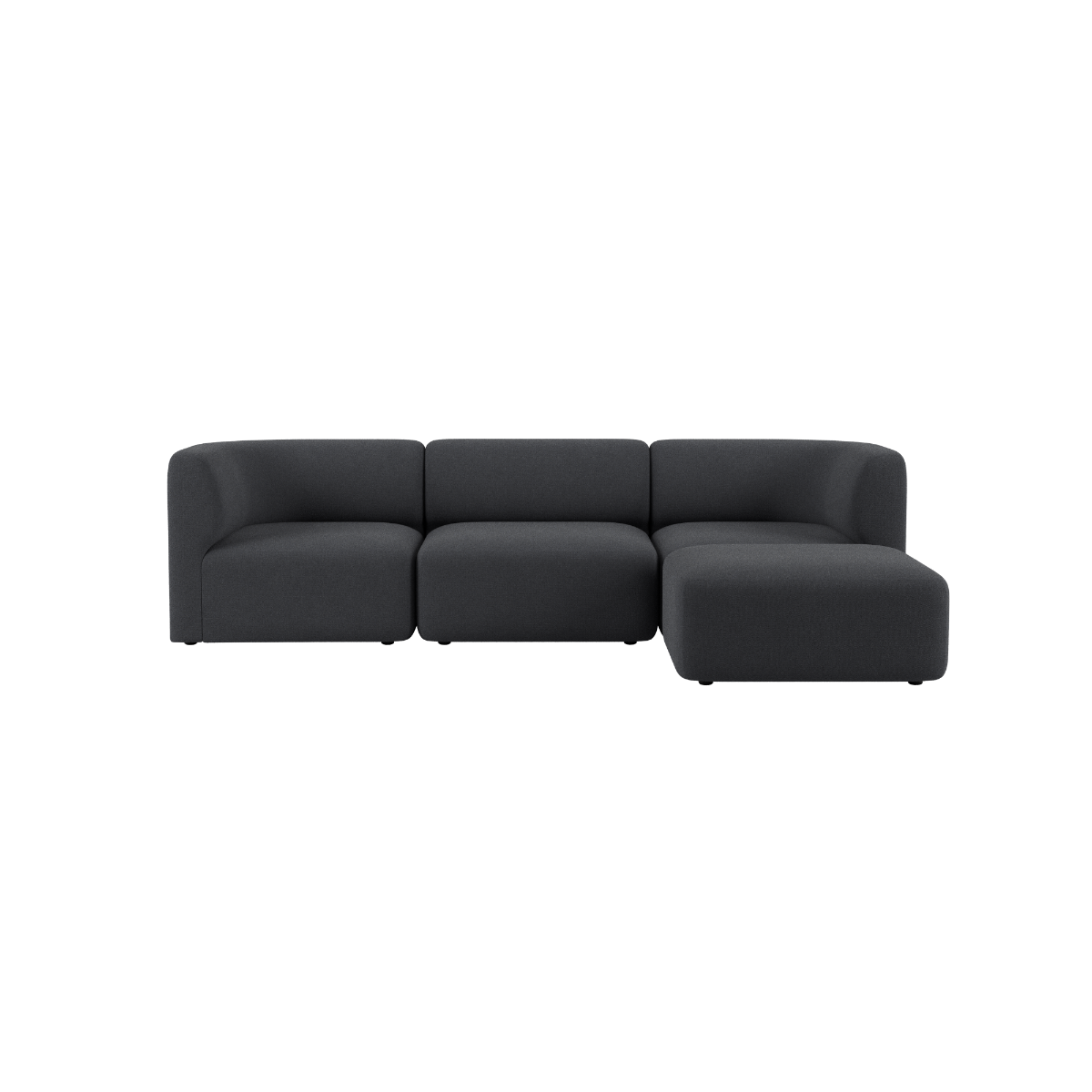 Dunkelgraues dreisitziges Fjord Sofa von sackit mit modularer Form und gemütlicher Polsterung sowie rechter Ottomane vor schwarzem Hintergrund | Fjord Sofa - 3 seater - Cosmo Slate Mit Hocker | SACKit