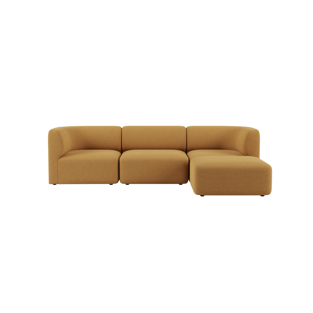 Dreisitziges Fjord Sofa von sackit in warmem Cognacbraun mit weich gepolsterter Sitzfläche und abgerundeten Armlehnen vor schwarzem Hintergrund | Fjord Sofa - 3 seater - Cosmo Mustard Mit Hocker | SACKit