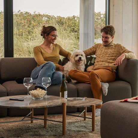 Arv Coffee Table Ø60 mit Travertinplatte – Ambientebild