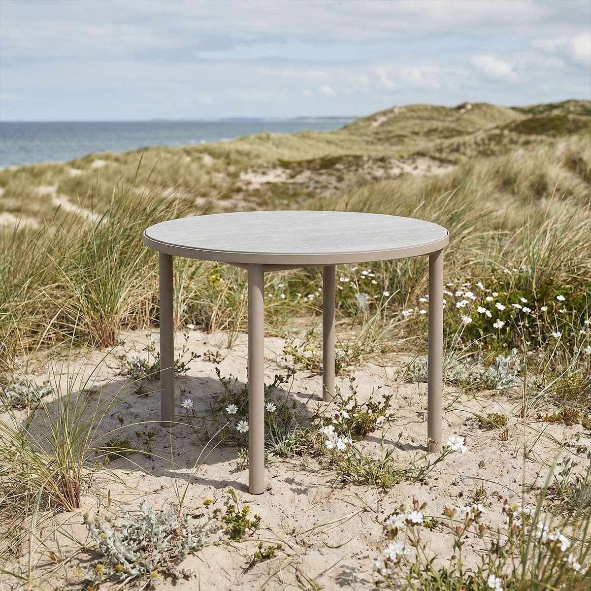 Kirra Dining Table Ø110 aus pulverbeschichtetem Aluminium und Teakholz in Taupe, rund und modern gestaltet | Kirra Dining Table Ø110 - Noir | SACKit