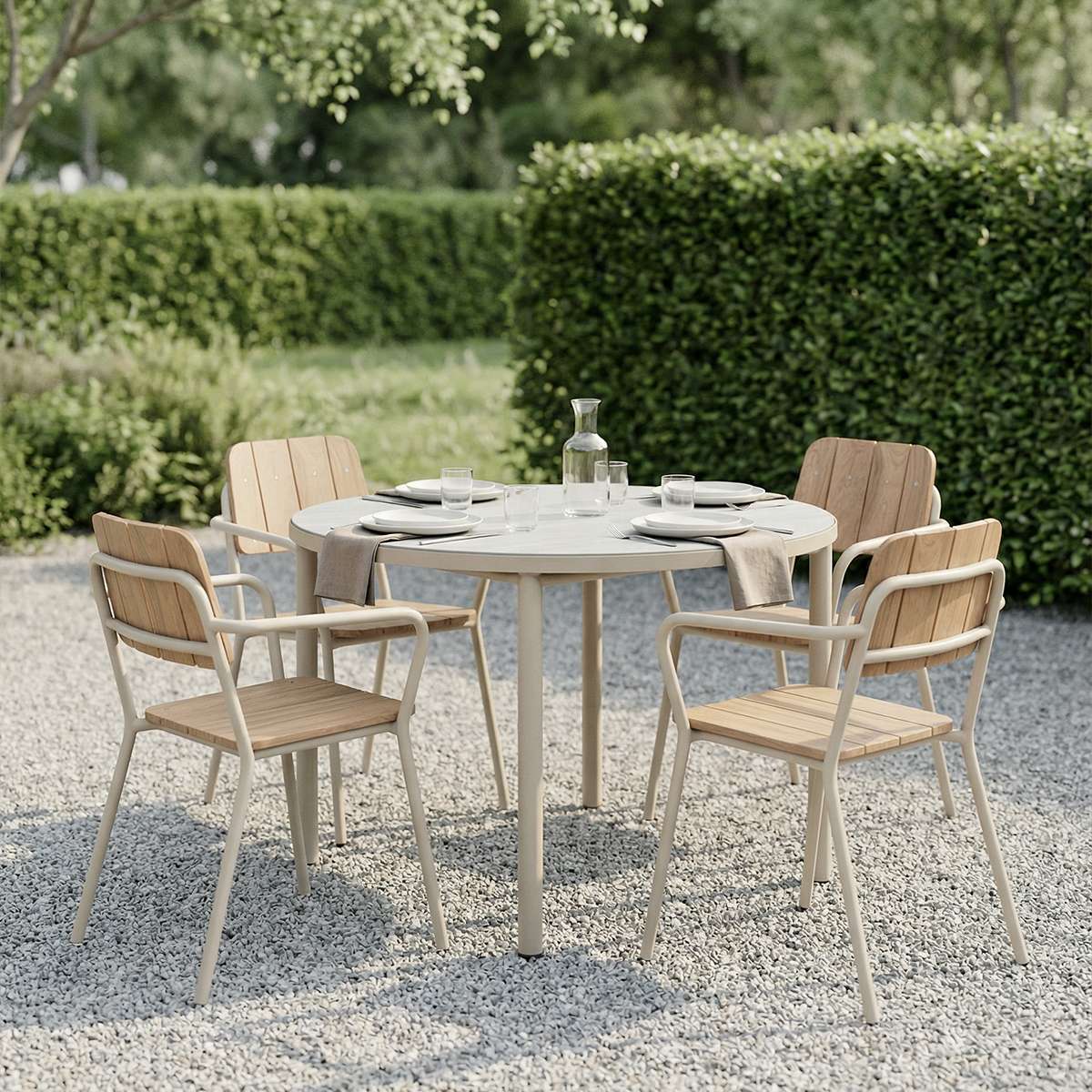 Kirra Dining Table Ø110 aus pulverbeschichtetem Aluminium und Teakholz in Taupe, rund, für den Außenbereich. | Kirra Dining Table Ø110 - Noir | SACKit