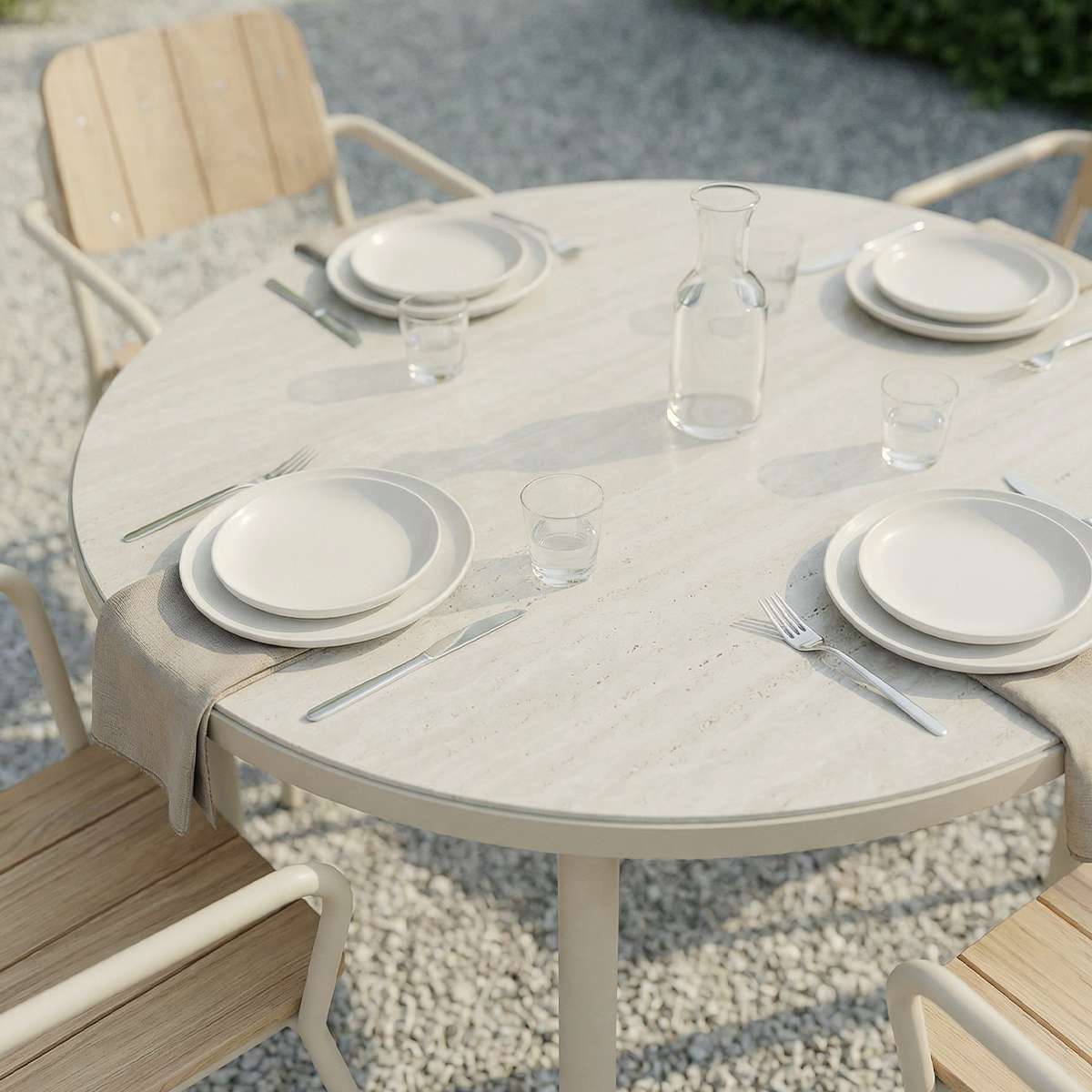 Kirra Dining Table Ø110 aus pulverbeschichtetem Aluminium und Teakholz in Taupe, rund und modern gestaltet. | Kirra Dining Table Ø110 - Noir | SACKit