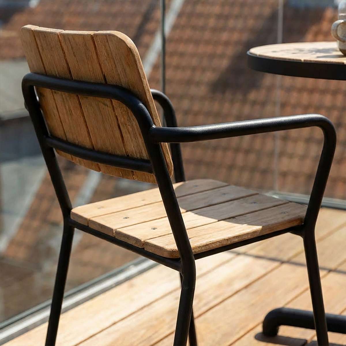 Schwarzer Kirra Patio Chair aus pulverbeschichtetem Aluminium und Teakholz auf Terrasse | Kirra Patio Chair - Black | SACKit