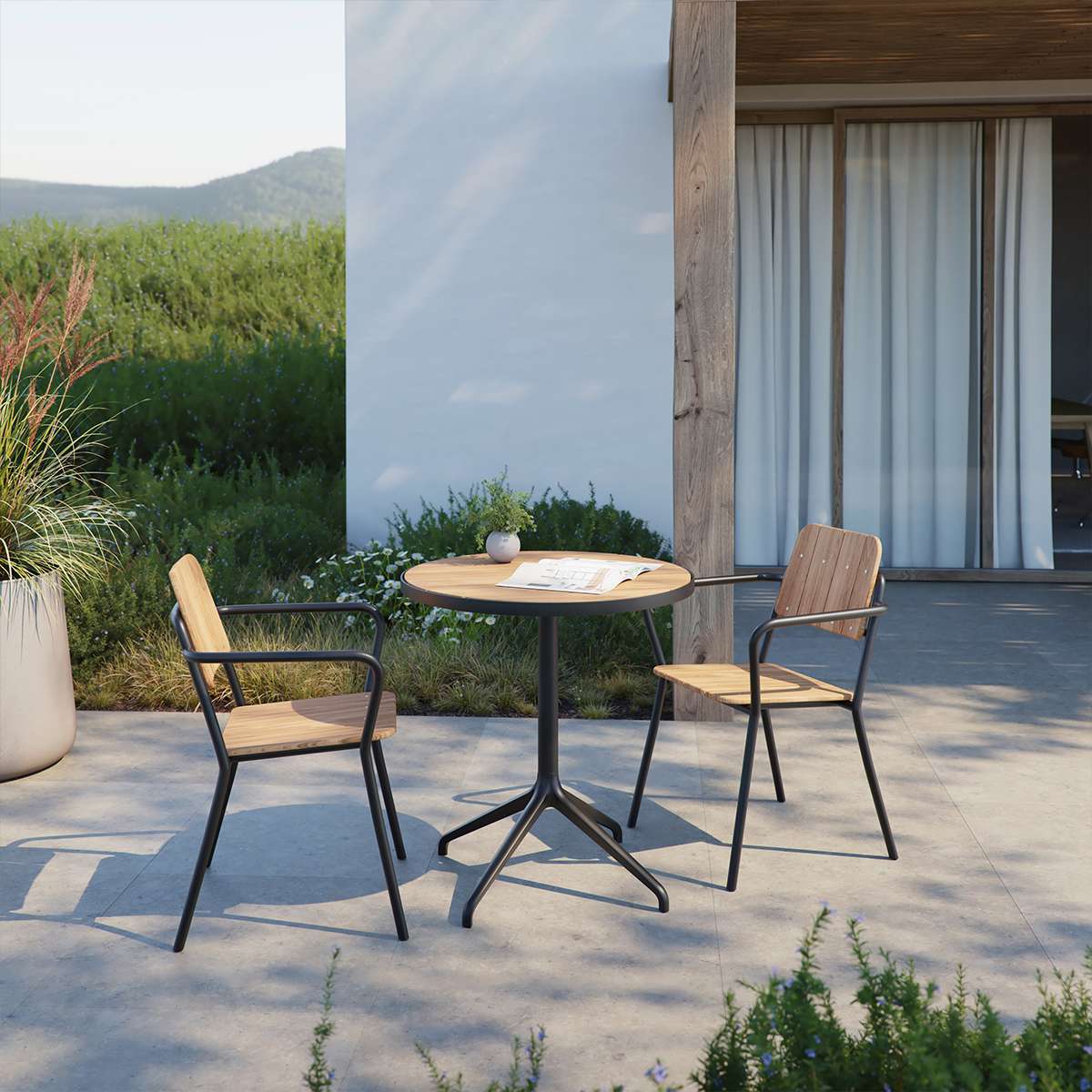 Schwarzer Kirra Patio Chair aus pulverbeschichtetem Aluminium und Teakholz für den Außenbereich. | Kirra Patio Chair - Black | SACKit