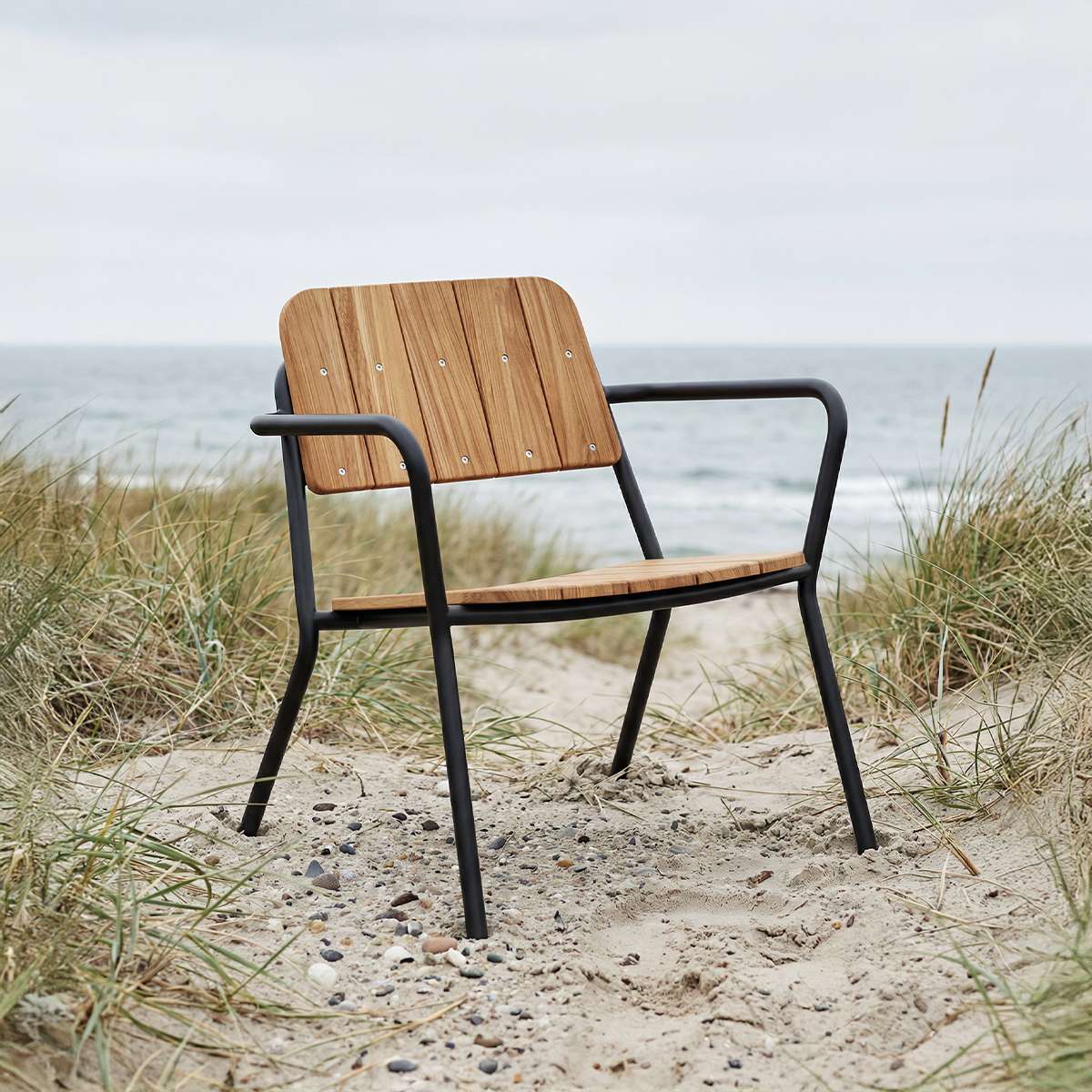 Kirra Patio Lounge Chair in Noir mit pulverbeschichtetem Aluminium und FSC® - zertifiziertem Teakholz, niedrige Sitzposition. | Kirra Patio Lounge Chair - Noir | SACKit