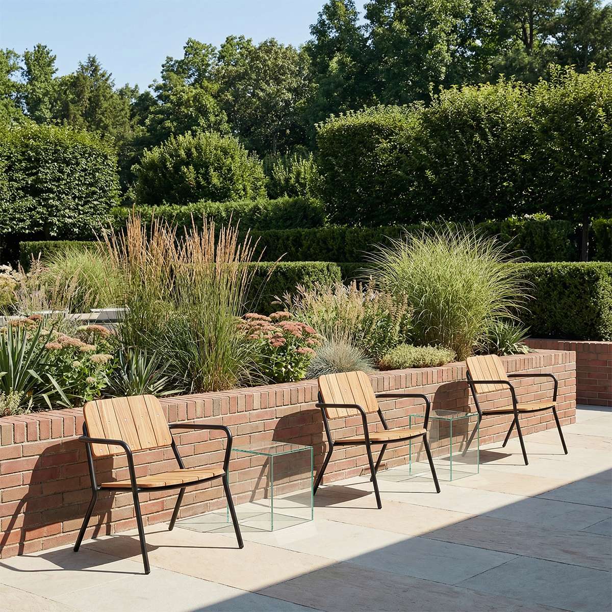 Kirra Patio Lounge Chair in Noir mit pulverbeschichtetem Aluminium und FSC® - zertifiziertem Teakholz, entspannte Sitzposition. | Kirra Patio Lounge Chair - Noir | SACKit