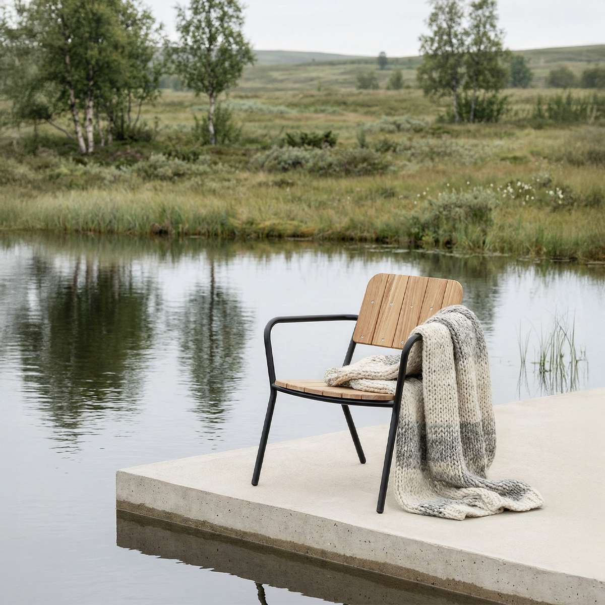 Kirra Patio Lounge Chair in Noir mit pulverbeschichtetem Aluminium und FSC - zertifiziertem Teakholz, entspannte Sitzposition. | Kirra Patio Lounge Chair - Noir | SACKit