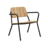 Kirra Patio Lounge Chair in schwarzem pulverbeschichtetem Aluminium mit Teakholz - Details, niedrige Sitzposition. | Kirra Patio Lounge Chair - Noir | SACKit