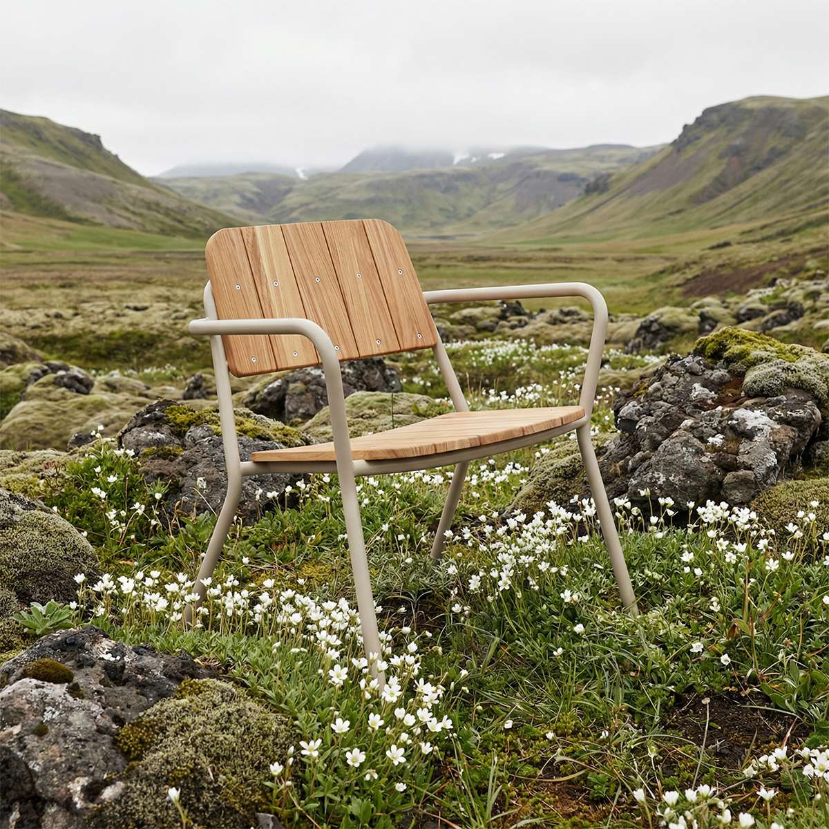 Kirra Patio Lounge Chair in taupe mit pulverbeschichtetem Aluminium und FSC - zertifiziertem Teakholz, niedrige Sitzposition. | Kirra Patio Lounge Chair - Taupe | SACKit