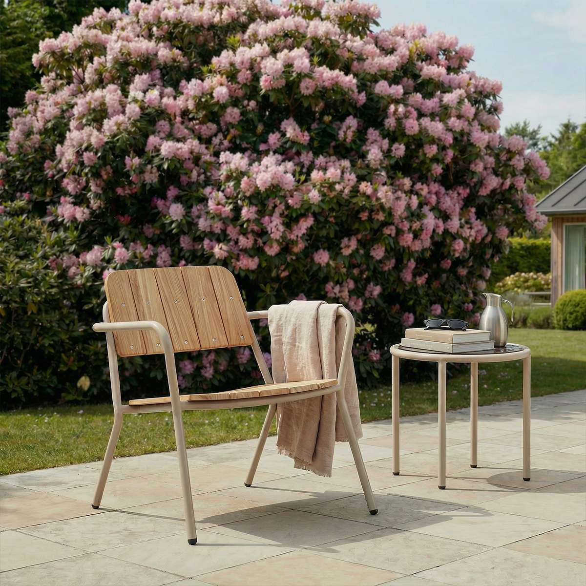 Kirra Patio Lounge Chair in taupe mit pulverbeschichtetem Aluminium und Teakholz, niedrige Sitzposition, Outdoor - Stuhl | Kirra Patio Lounge Chair - Taupe | SACKit