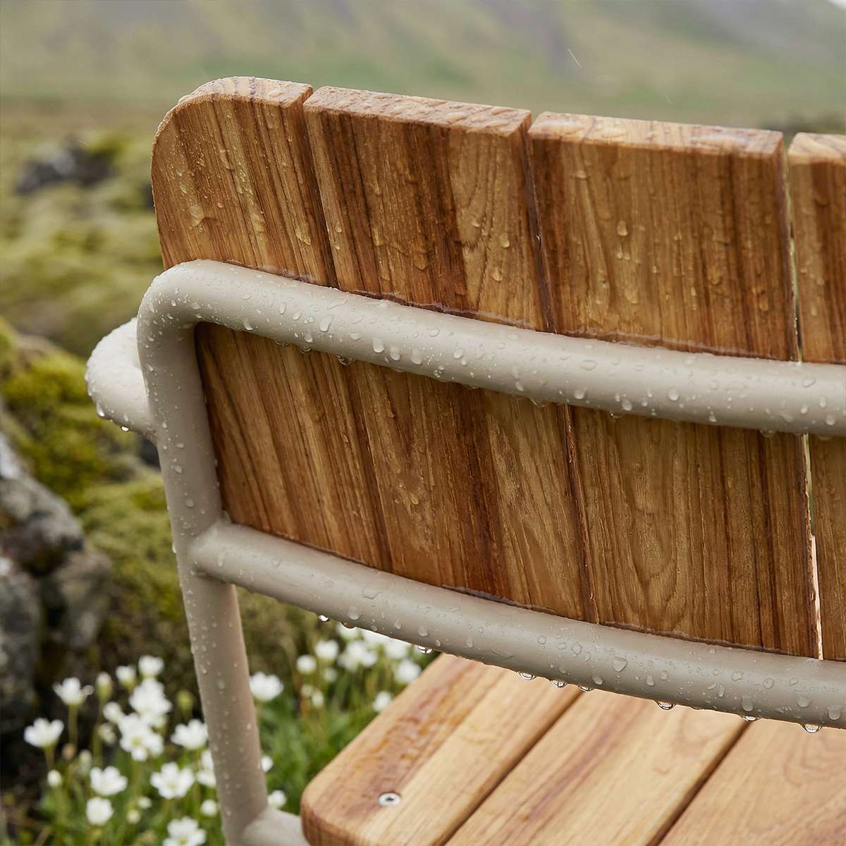 Kirra Patio Lounge Chair in taupe mit pulverbeschichtetem Aluminium und FSC - zertifiziertem Teakholz, entspannte Sitzposition. | Kirra Patio Lounge Chair - Taupe | SACKit