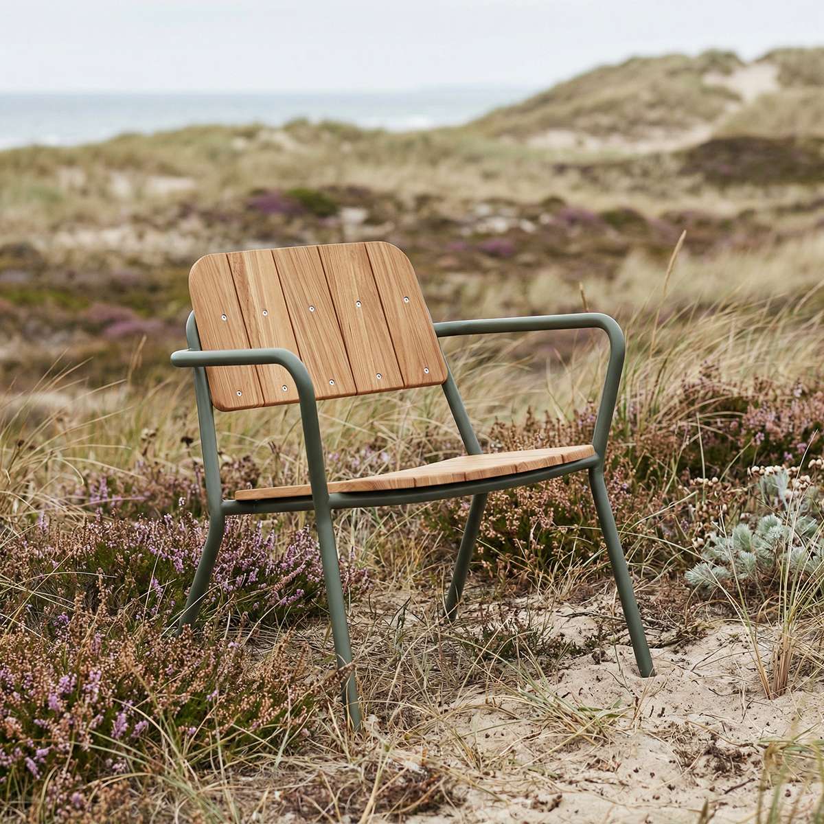 Kirra Patio Lounge Chair in Olive mit pulverbeschichtetem Aluminium und FSC - zertifiziertem Teakholz | Kirra Patio Lounge Chair - Olive | SACKit