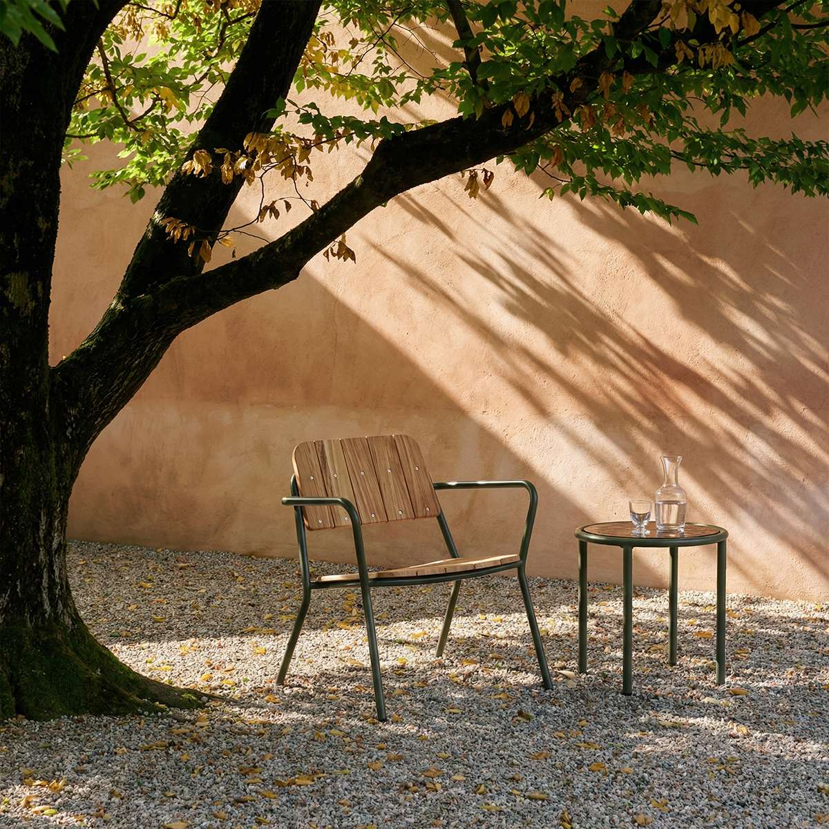 Kirra Patio Lounge Chair in Olive mit pulverbeschichtetem Aluminium und FSC® - zertifiziertem Teakholz, entspannte Sitzposition. | Kirra Patio Lounge Chair - Olive | SACKit