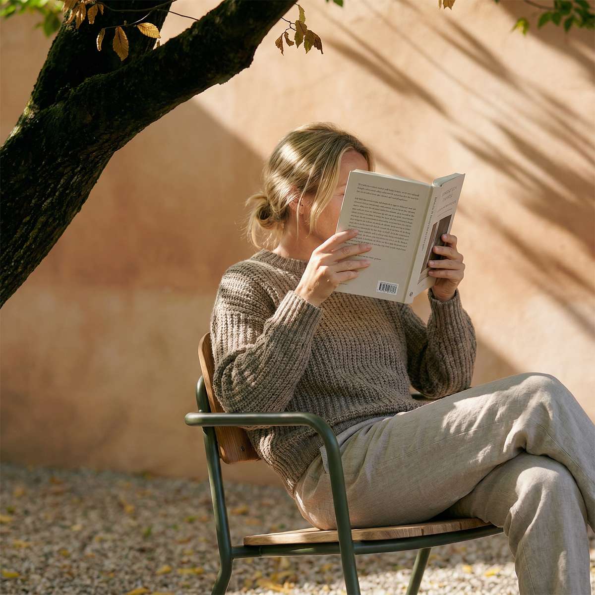 Kirra Patio Lounge Chair in olivefarbenem pulverbeschichtetem Aluminium und FSC - zertifiziertem Teakholz. | Kirra Patio Lounge Chair - Olive | SACKit