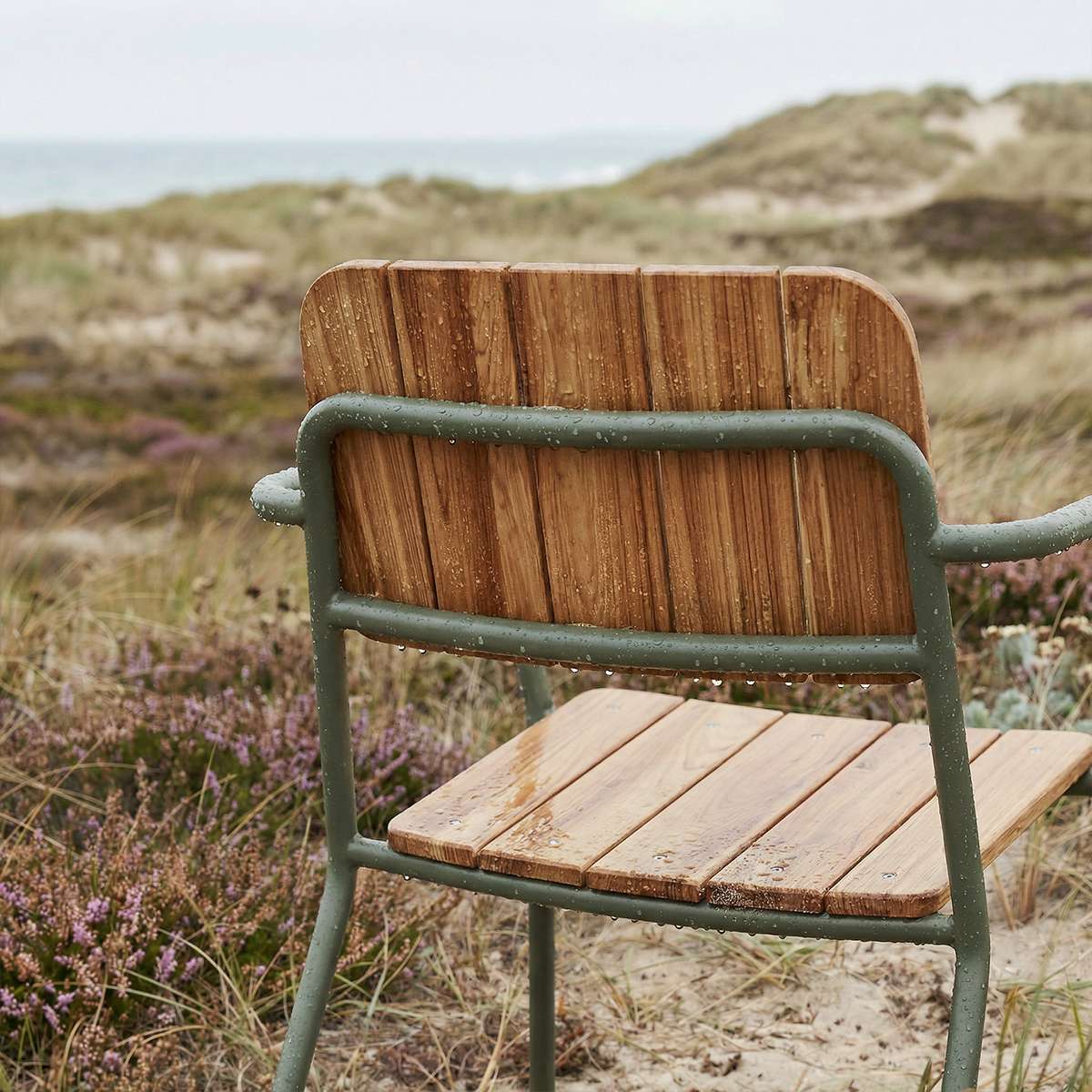Kirra Patio Lounge Chair in Olive mit pulverbeschichtetem Aluminiumrahmen und Teakholzarmlehnen. | Kirra Patio Lounge Chair - Olive | SACKit