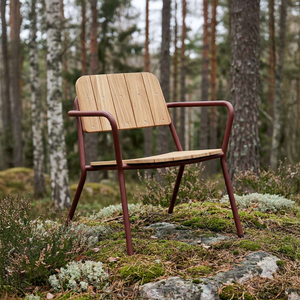 Kirra Patio Lounge Chair in Chestnut mit pulverbeschichtetem Aluminium und Teakholz, entspannte Sitzposition. | Kirra Patio Lounge Chair - Chestnut | SACKit