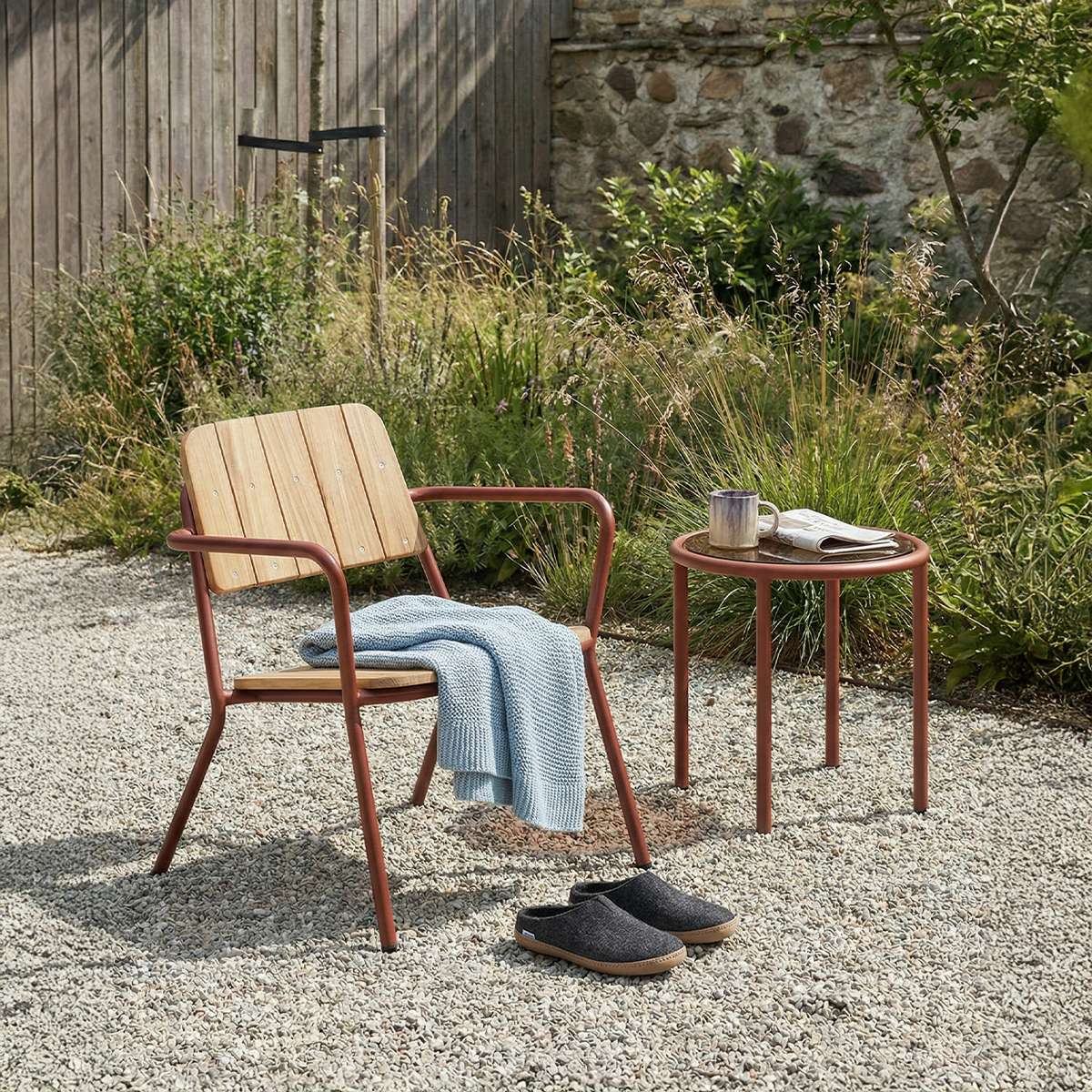 Kirra Patio Lounge Chair aus pulverbeschichtetem Aluminium und Chestnut Teakholz, zurückgelehnt und komfortabel gestaltet. | Kirra Patio Lounge Chair - Chestnut | SACKit