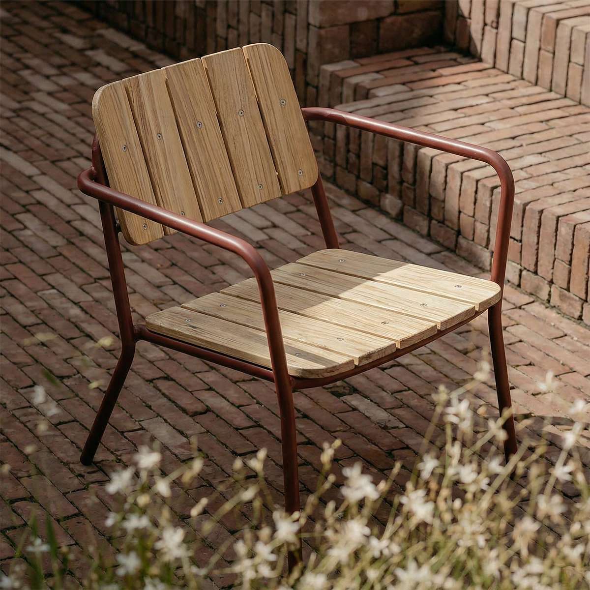 Kirra Patio Lounge Chair in Chestnut mit pulverbeschichtetem Aluminium und FSC - zertifiziertem Teakholz, entspannte Sitzposition. | Kirra Patio Lounge Chair - Chestnut | SACKit
