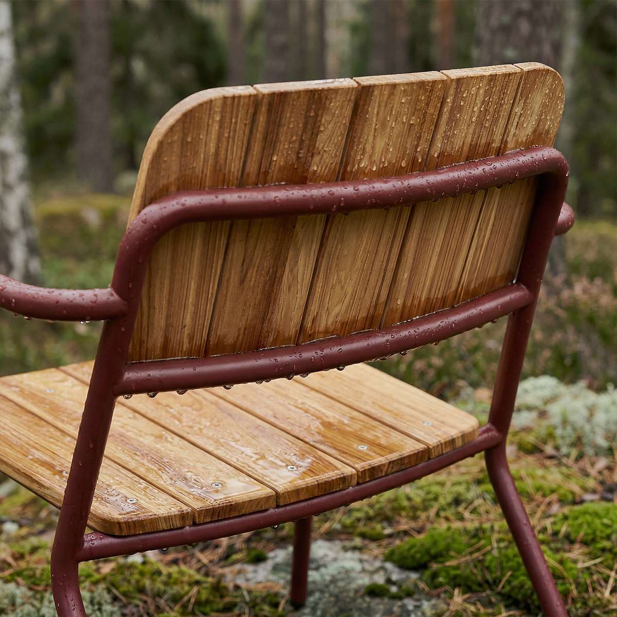 Kirra Patio Lounge Chair in Chestnut mit pulverbeschichtetem Aluminium und FSC - zertifiziertem Teakholz, niedrige Sitzposition. | Kirra Patio Lounge Chair - Chestnut | SACKit
