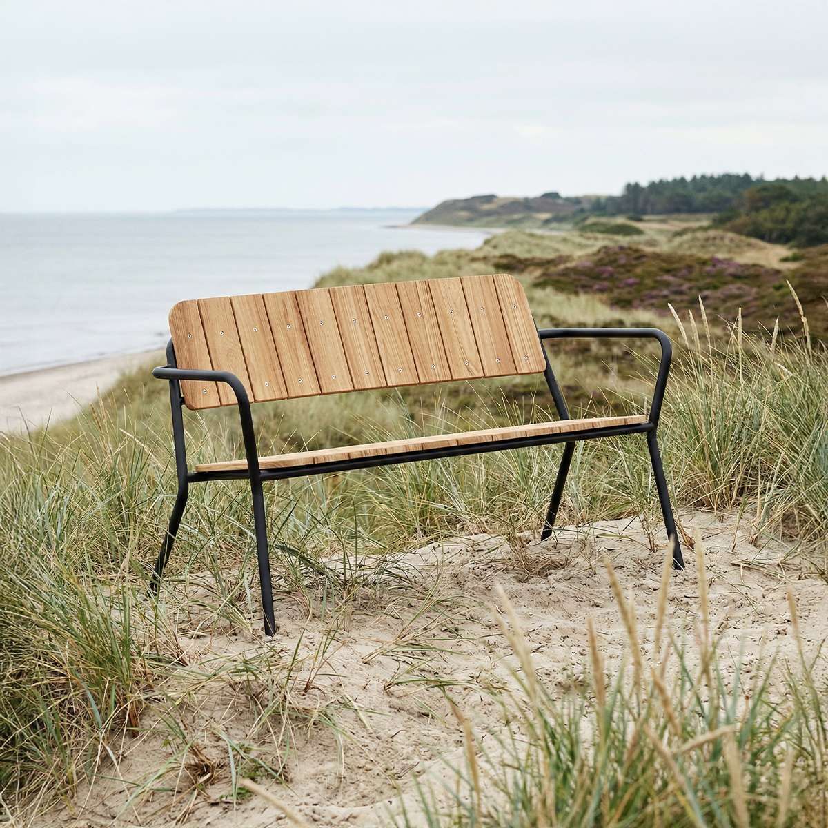 Kirra Patio Bench in Noir mit pulverbeschichtetem Aluminiumgestell und Teakholz - Sitzfläche, Outdoor - Bank. | Kirra Patio Bench - Noir | SACKit