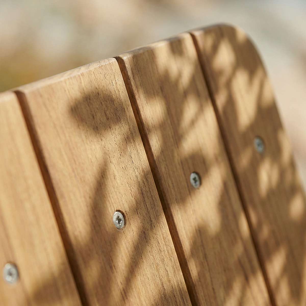 Kirra Patio Bench in Noir mit pulverbeschichtetem Aluminiumgestell und Teakholz - Sitzfläche. | Kirra Patio Bench - Noir | SACKit