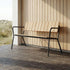 Kirra Patio Bench in Noir mit pulverbeschichtetem Aluminiumgestell und Teakholz - Sitzfläche, Outdoor - Bank. | Kirra Patio Bench - Noir | SACKit