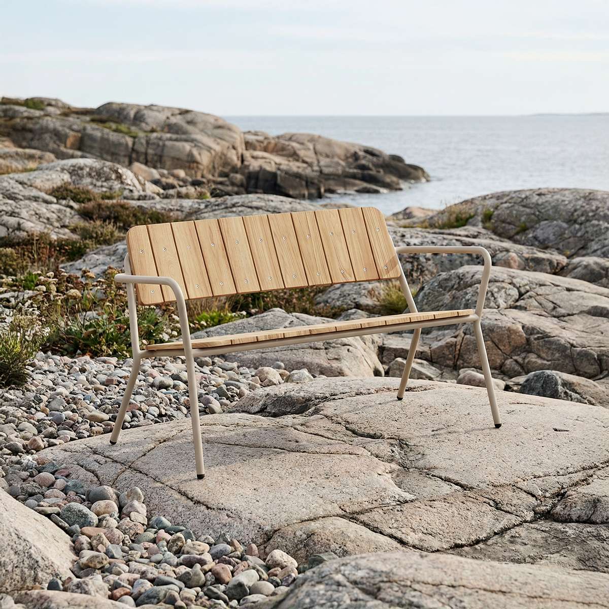 Kirra Patio Bench in taupe mit pulverbeschichtetem Aluminium und FSC® - zertifiziertem Teakholz, Outdoor - Bank. | Kirra Patio Bench - Taupe | SACKit