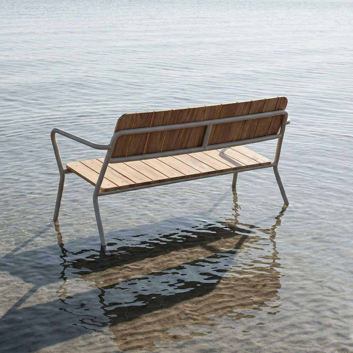 Kirra Patio Bench in taupe mit pulverbeschichtetem Aluminiumgestell und Teakholz - Sitzfläche, Outdoor - Bank. | Kirra Patio Bench - Taupe | SACKit
