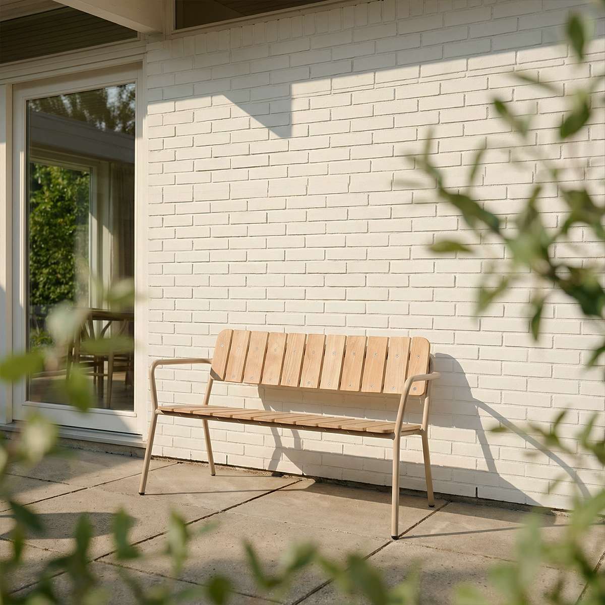 Kirra Patio Bench in taupefarbenem pulverbeschichtetem Aluminium und FSC - zertifiziertem Teakholz, Outdoor - Bank. | Kirra Patio Bench - Taupe | SACKit