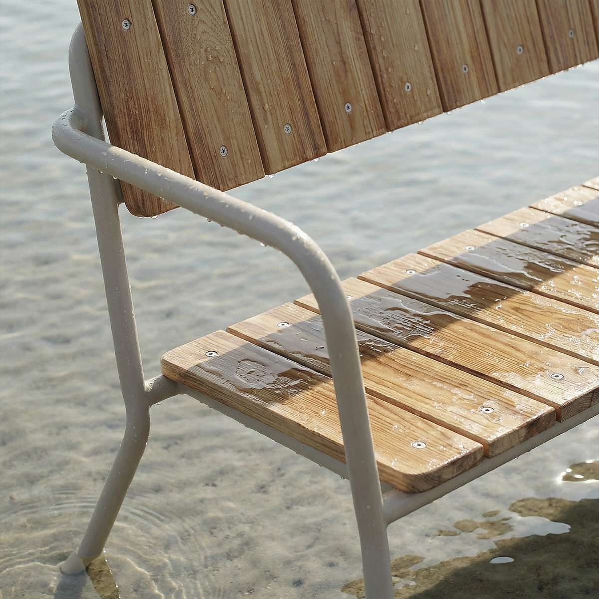 Kirra Patio Bench aus pulverbeschichtetem Aluminium und Teakholz in taupe, Outdoor - Bank mit Armlehnen. | Kirra Patio Bench - Taupe | SACKit